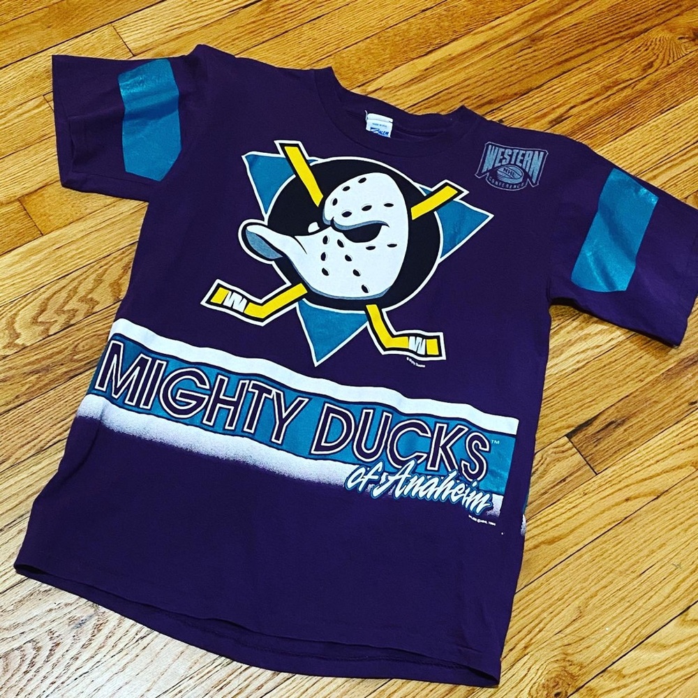Vintage mighty ducks t-shirt.